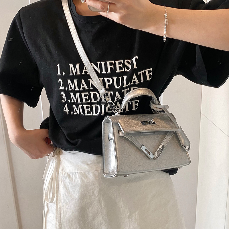 This year, the 2025 new stylish and simple crossbody bag for women carrying small bags is popular. It's a versatile and casual Kelly bag for commuting Application Scenario