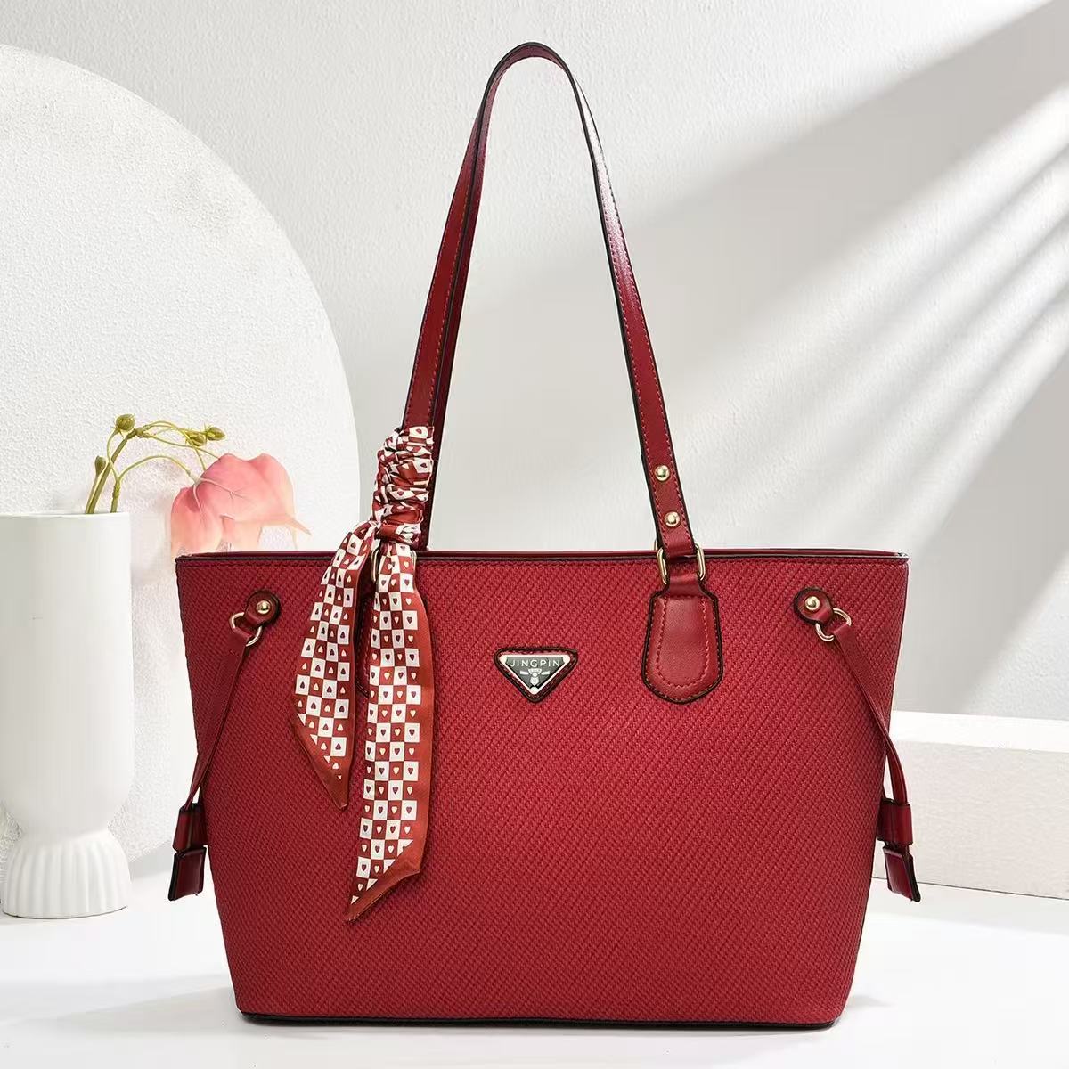 This high-end and elegant foreign trade tote bag is a new model for women in 2025. It is versatile, fashionable and suitable for commuting. It is a single-shoulder handbag Application Scenario