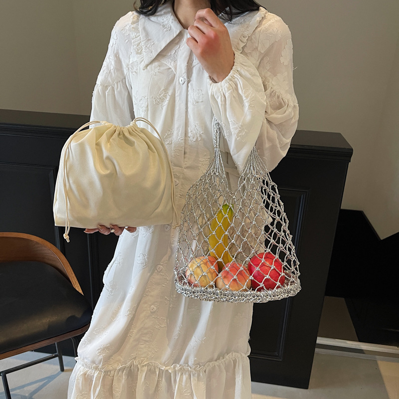 The new solid-color gold and silver thread hand-woven bag from ins is trendy and fashionable. It's a forest-style hand-held beach woven bag full figure