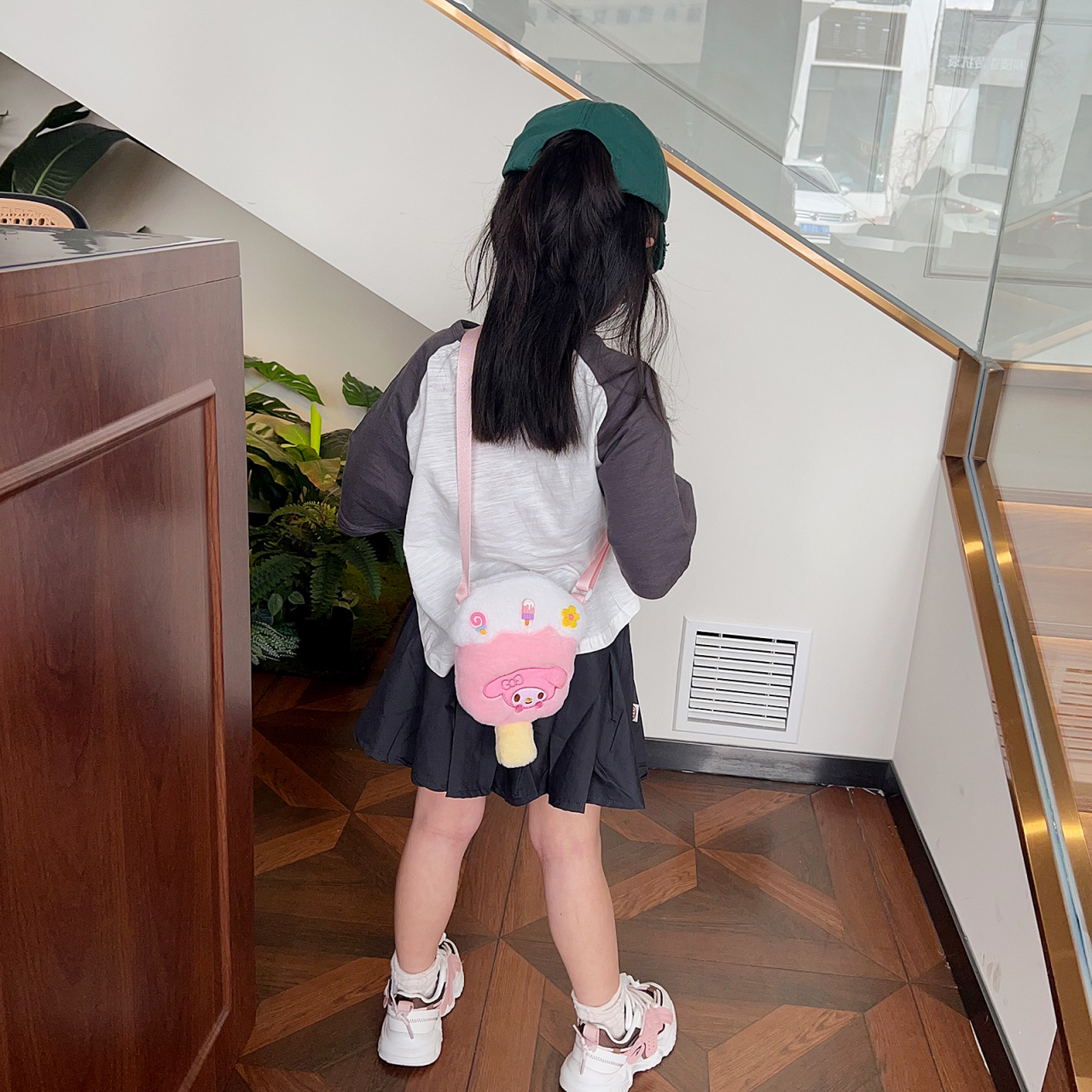 New cartoon creative ins cute ice cream-shaped plush crossbody small bag, a soft-hearted girl's coin purse wholesale Specification drawing