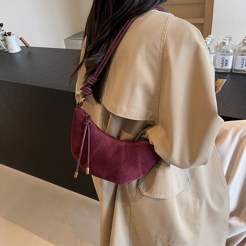 A niche retro and fashionable frosted dumpling bag for women, 2024 new casual single-shoulder crossbody bag, versatile commuter croissant Application Scenario