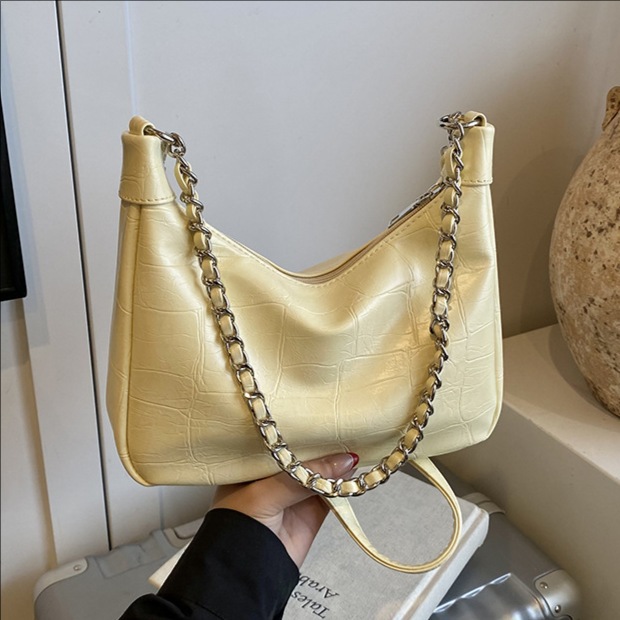 A trendy and niche design, simple underarm bag for women, a new summer fashion and versatile chain casual single-shoulder crossbody bag for 2025 full figure