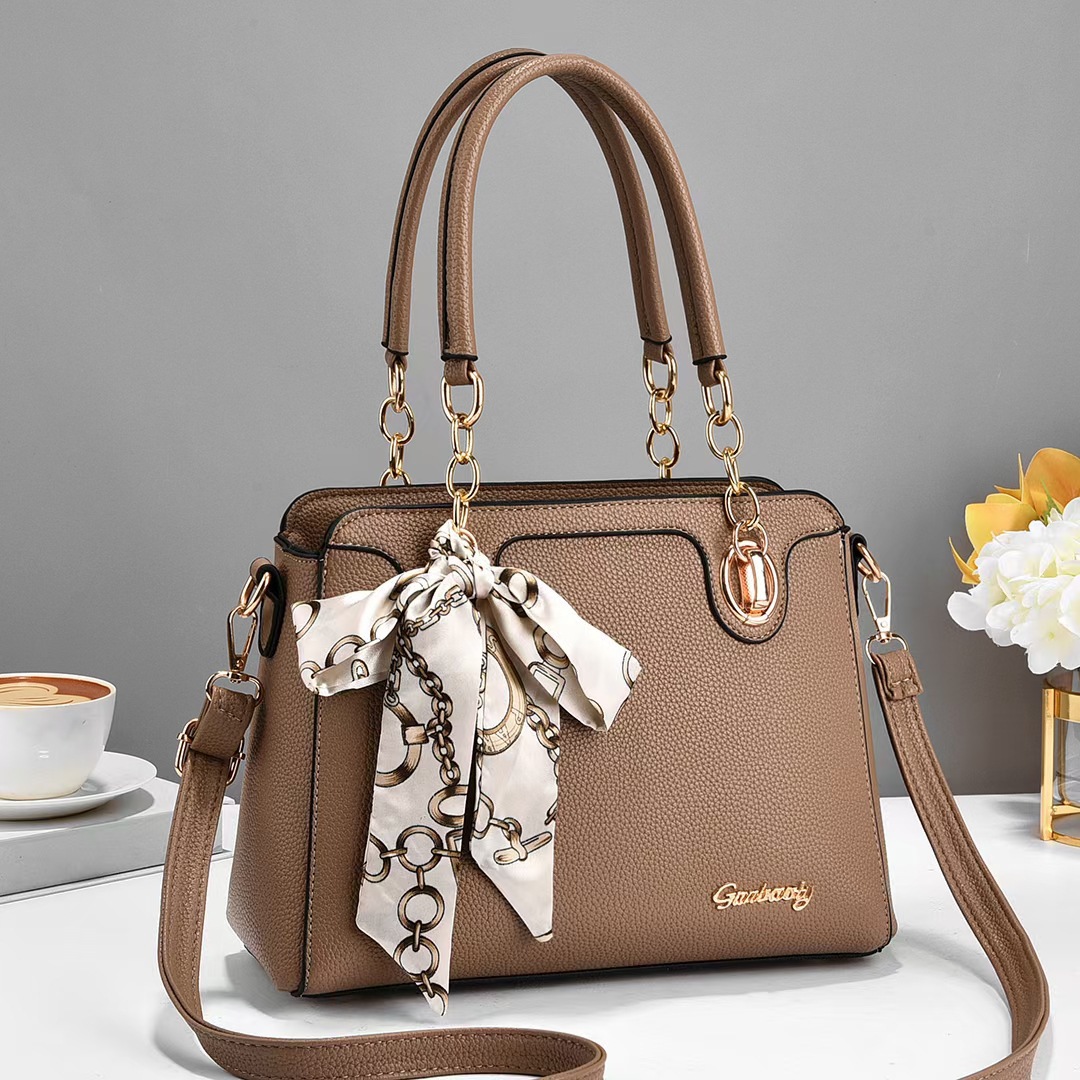 The manufacturer's 2023 new model of a stylish and elegant single-shoulder crossbody bag with a lychee pattern and a trendy casual handbag paired with a silk scarf Application Scenario