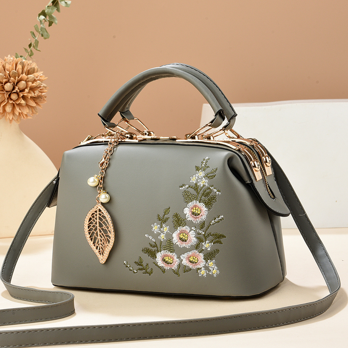 2025 New large-capacity handbag bag, Chinese-style floral single-shoulder bag, elegant and dignified quality women's bag, export bags Application Scenario