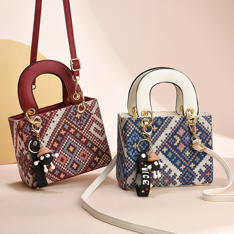 Canvas small bag for women, summer Diana women's bag 2024 new style, fashionable and niche crossbody bag, popular handbag Application Scenario