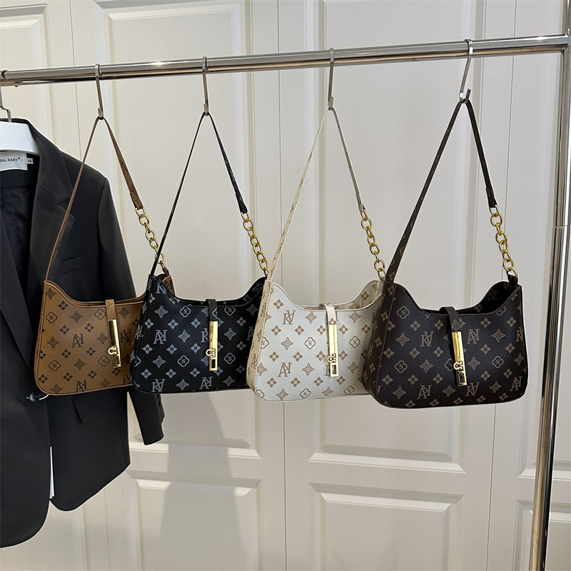 A trendy retro printed underarm bag for women, a new spring/Summer 2025 fashion single-shoulder bag, a simple and stylish handbag Application Scenario