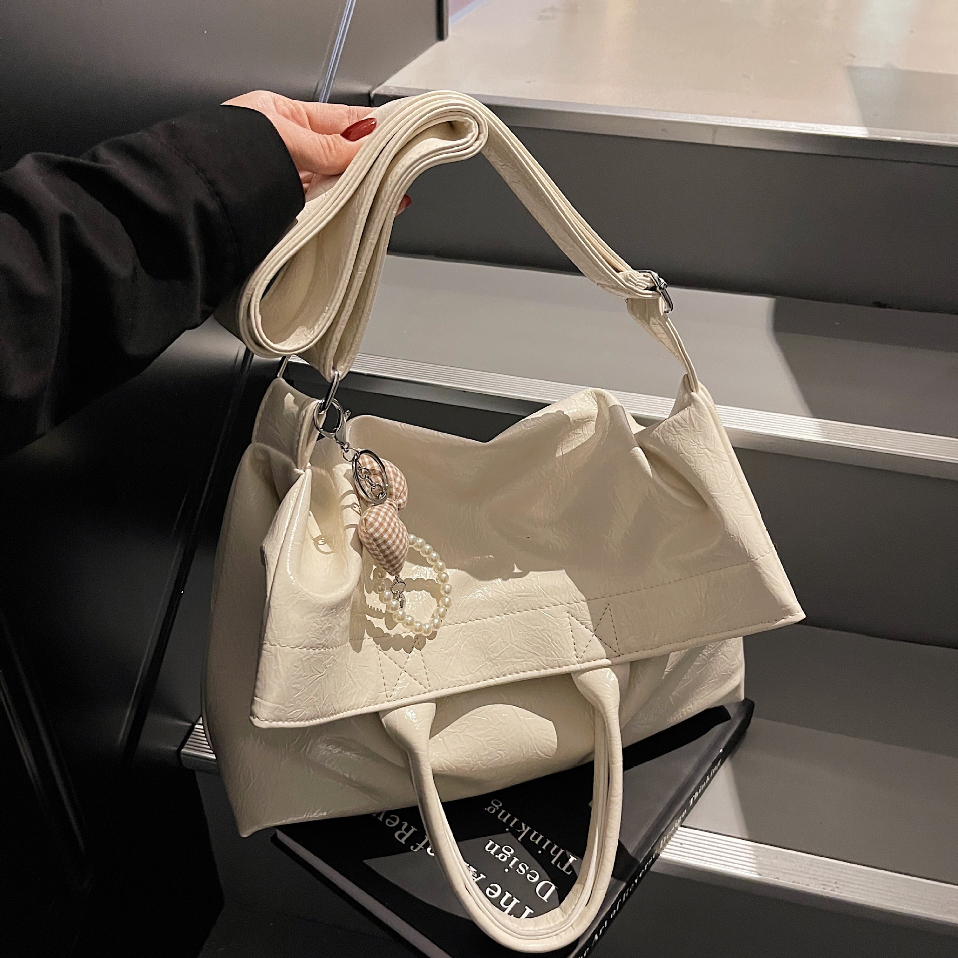Oil wax leather large-capacity bag for women, 2024 new spring/Summer, high-end and versatile crossbody bag, single-shoulder hand-held tote bag full figure