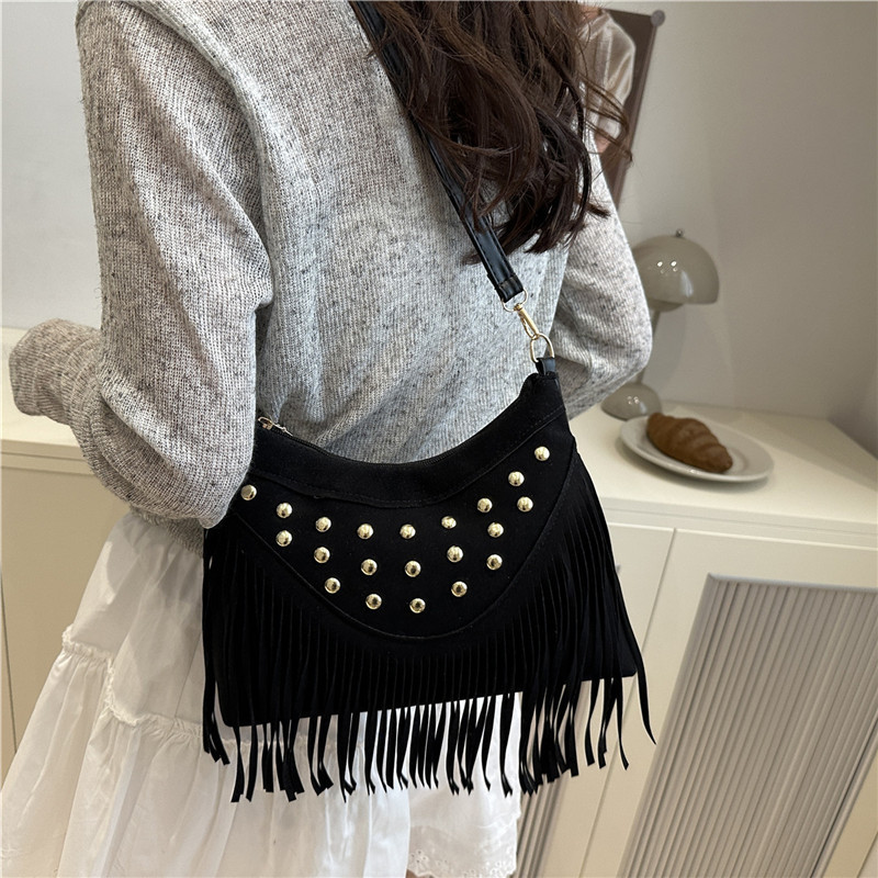 Retro casual fringed underarm bag for women, a new summer 2025 trendy and fashionable rivet single-shoulder crossbody bag Specification drawing