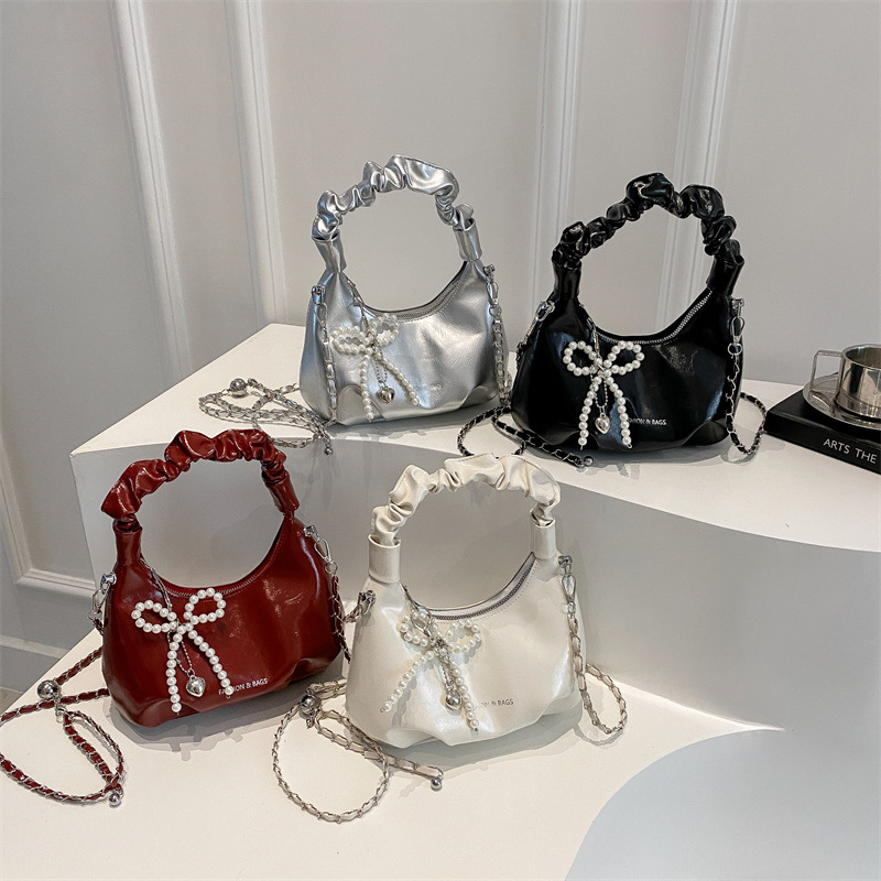 Silver pleated hand-held small bag for women, 2025 summer new style dumpling bag, versatile and stylish chain commuting crossbody bag Application Scenario