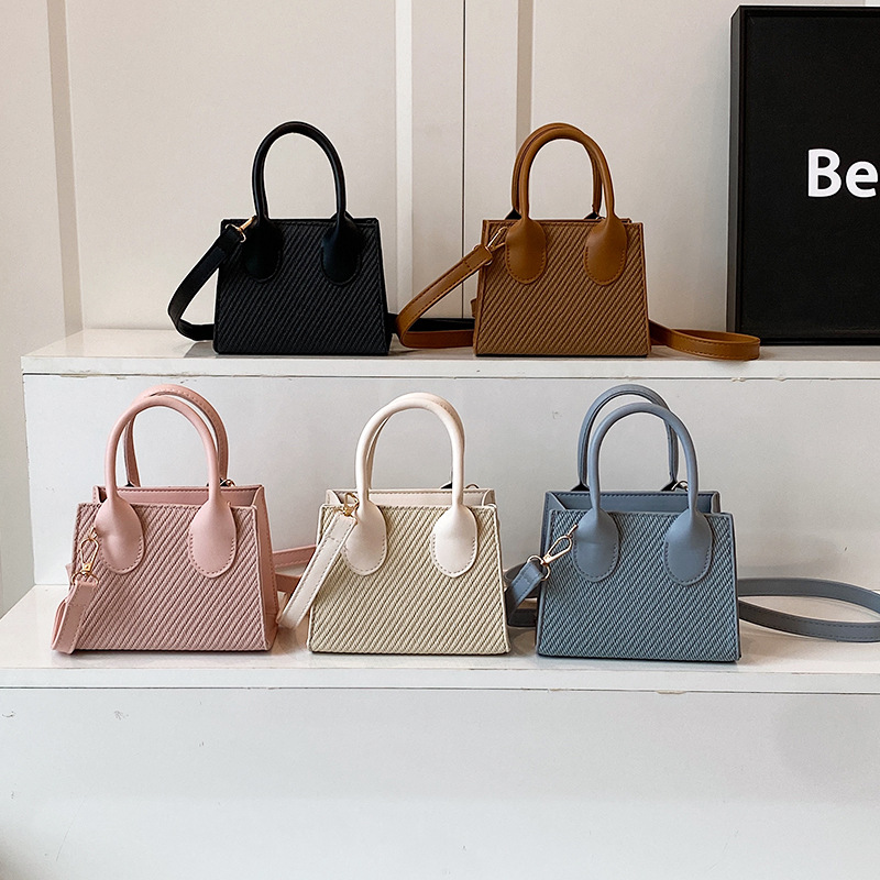 Stylish crossbody handbag, simple commuting bag, fashionable women's bag, 2025 summer new style Korean retro small square bag Application Scenario