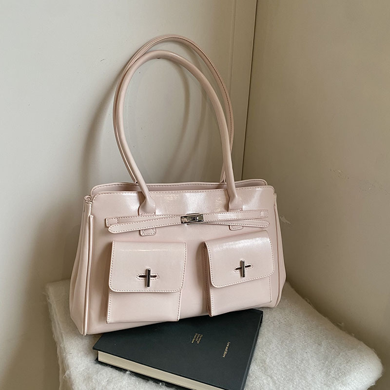 Large-capacity women's 2025 new style fashionable and versatile single-shoulder armpit bag for women's stylish casual commuting tote bag Application Scenario