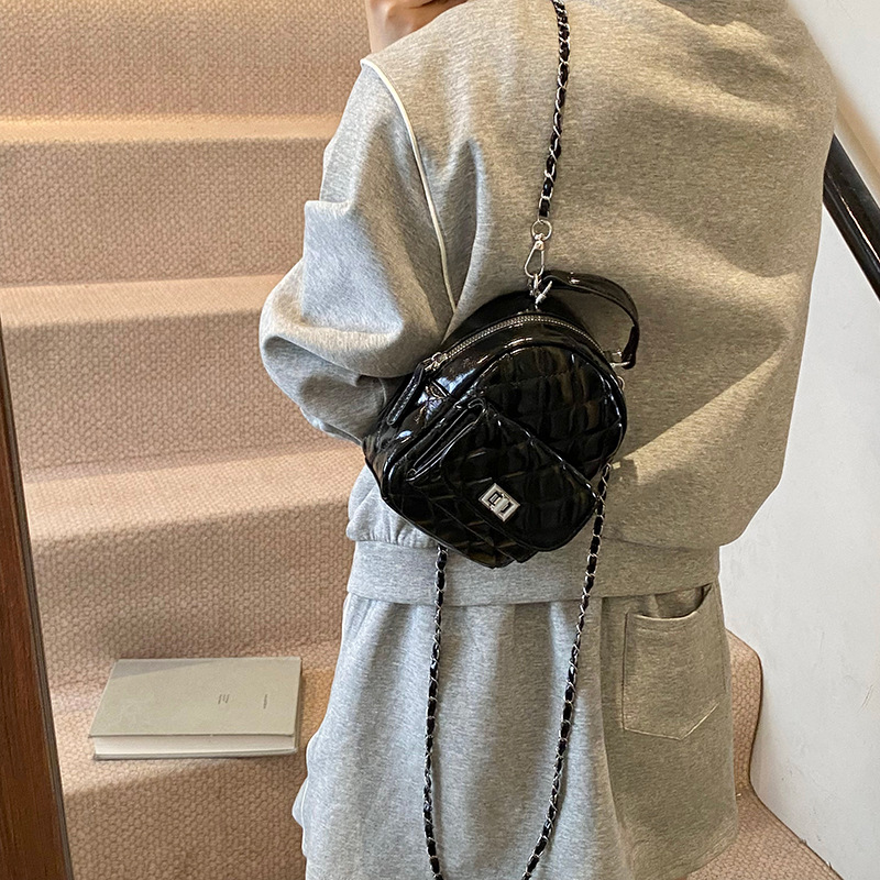 Fashionable, retro, niche and trendy mini backpack for women 2025, new diamond-shaped chain casual small backpack Application Scenario