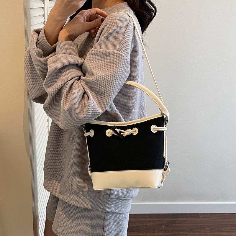 The 2025 new stylish color-blocking drawstring hand-held bucket bag is a versatile, simple and casual single-shoulder crossbody bag for women Specification drawing