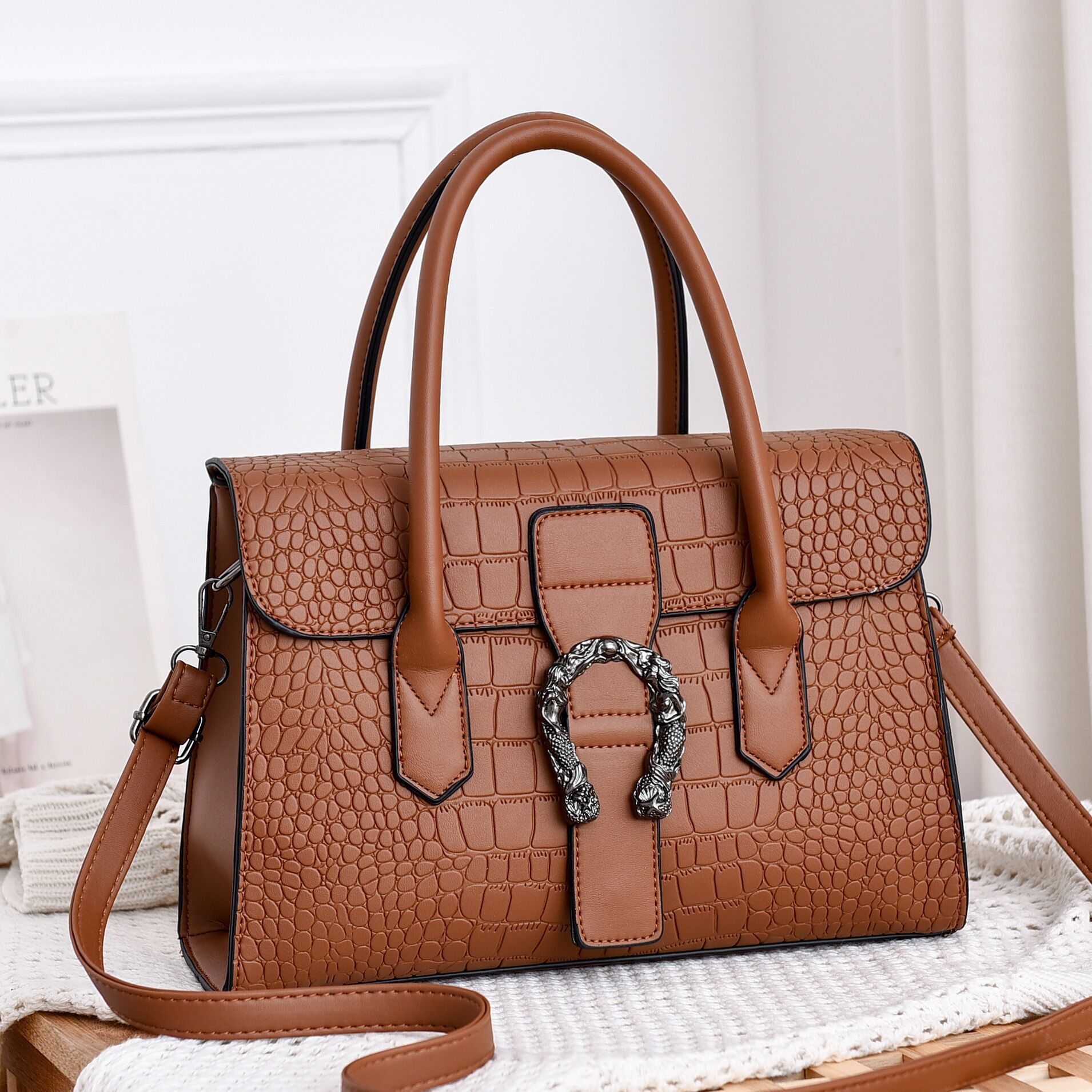 New 2022 women's bag, single-shoulder handbag, Korean-style casual and fashionable crossbody bag, versatile and large-capacity pillow bag details Picture