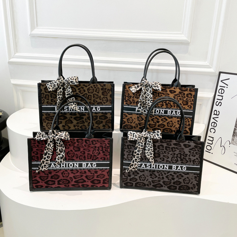 Fashionable and versatile commuter bag, women's handbag, texture leopard print, large capacity women's bag, retro casual large bag Application Scenario