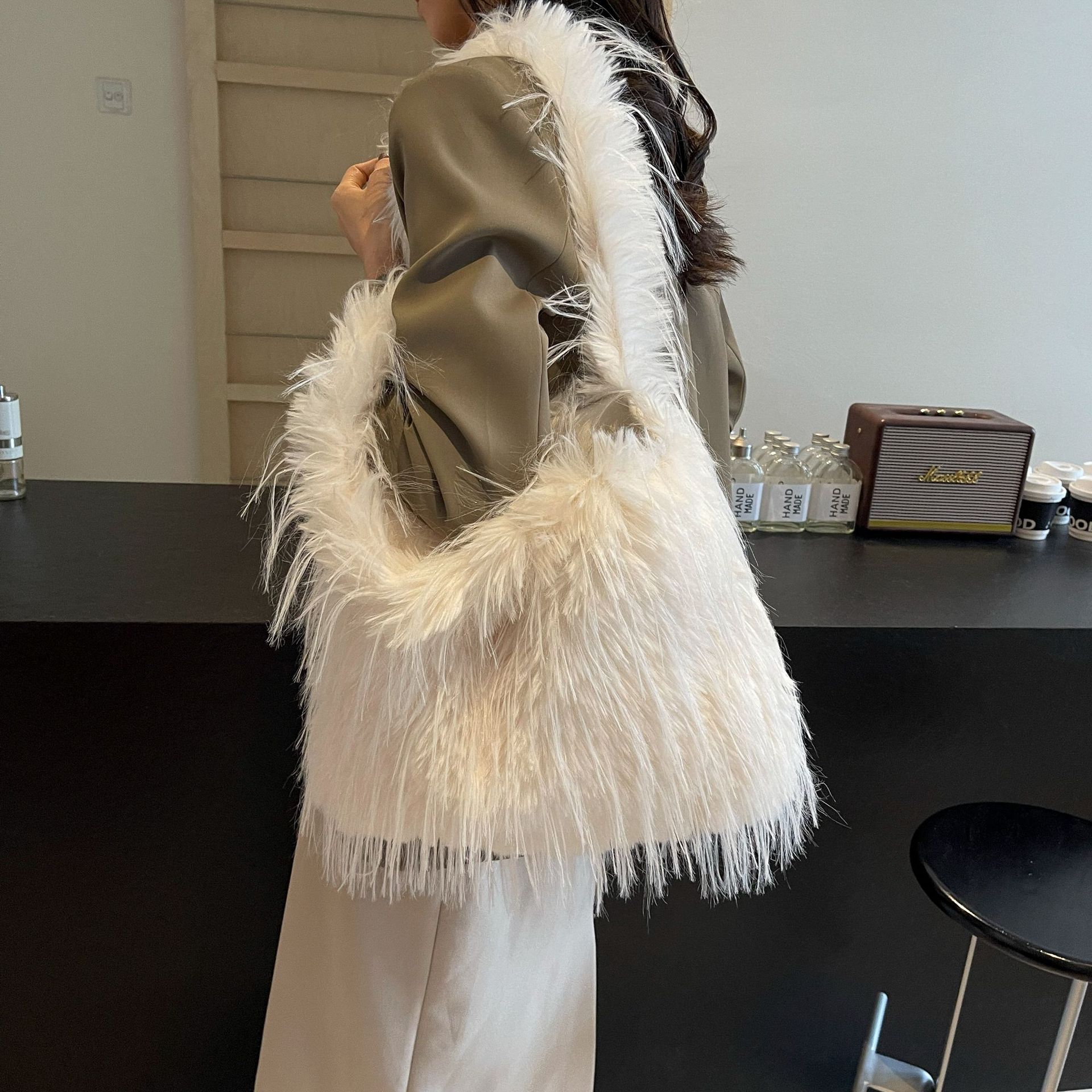 2024 Autumn/Winter new casual fur bag, large-capacity tote bag, fashionable single-shoulder underarm bag, handbag, plush bag full figure