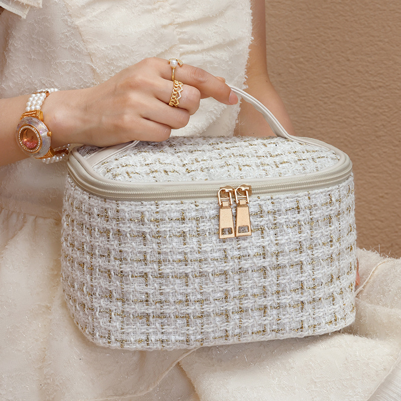 Xiaoxiangfeng makeup bag for women, large-capacity portable, ins, high appearance level, new travel cosmetics, toiletries and storage bag full figure