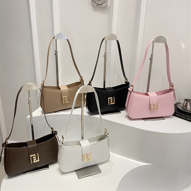The new 2025 fashionable and trendy single-shoulder bag with a niche design, a unique and stylish underarm bag, and a small square crossbody bag Application Scenario