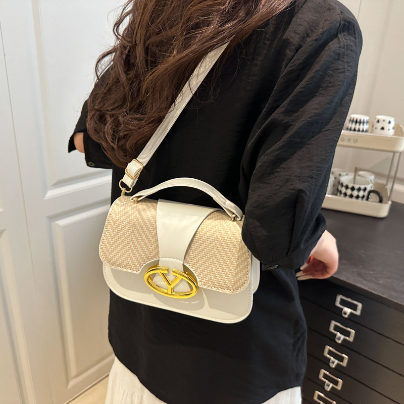 This year, the 2025 new stylish and retro crossbody bag for women is in vogue. It's a versatile bag for women details Picture