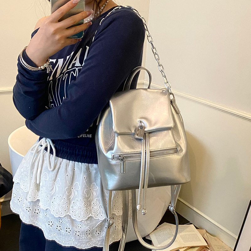 2025 New fashionable, simple and trendy small backpack for women, cross-border fashion chain, solid color, light and portable backpack for women to go out Application Scenario