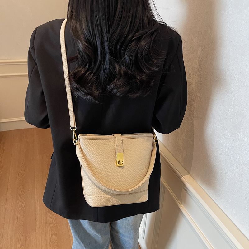 This year, retro small bags are in vogue. The 2025 new versatile crossbody bag with a high-end feel and large capacity hand-held bucket bag Application Scenario
