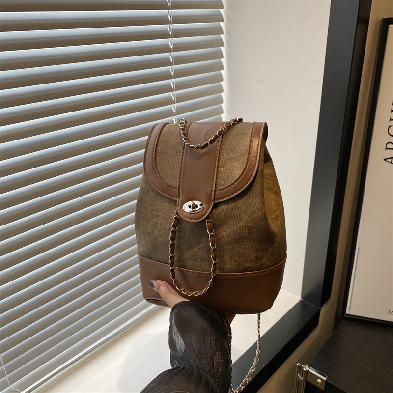 This year, a versatile chain backpack is in vogue for women's 2024 new style, a fashionable travel and commuting single-shoulder crossbody bag full figure