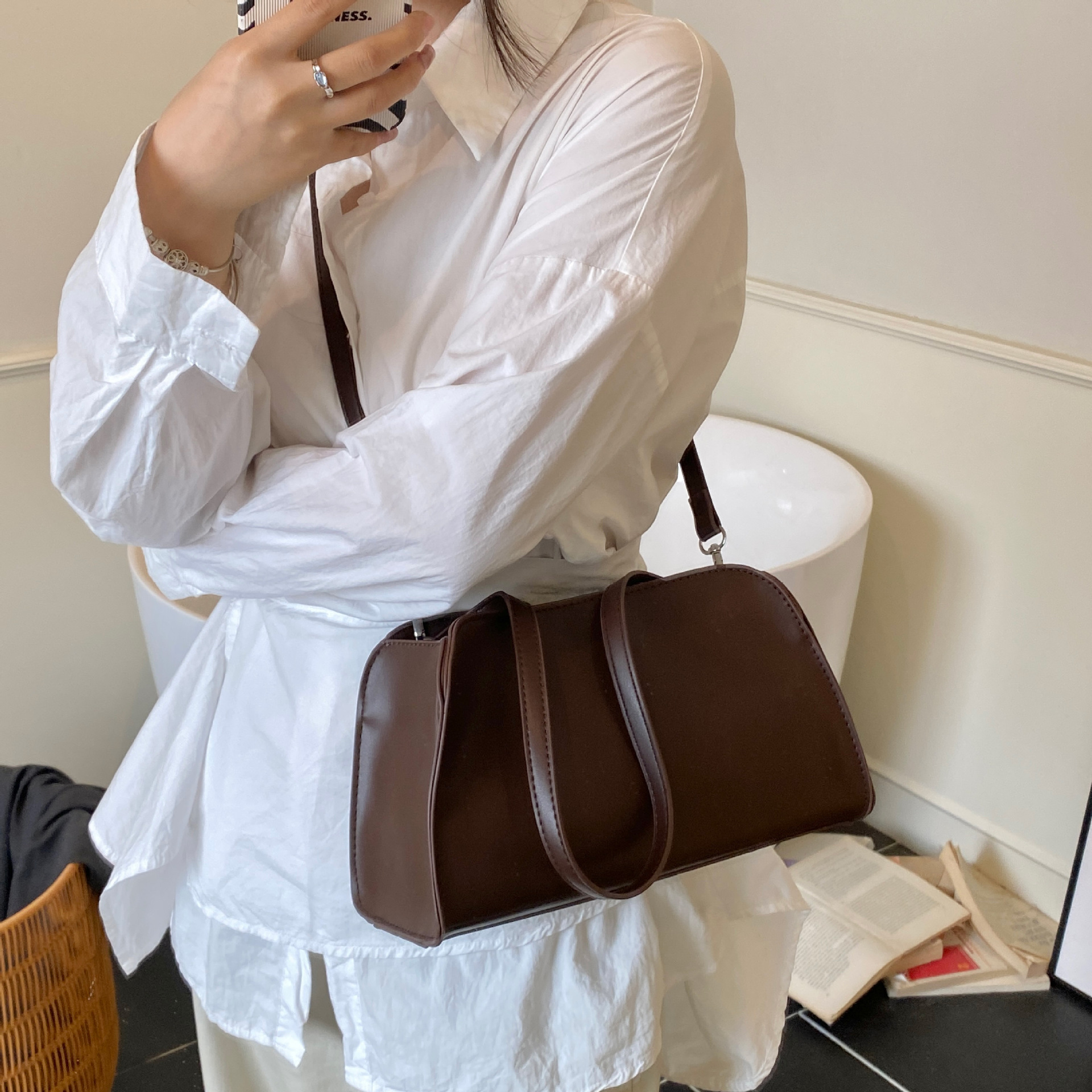 The 2025 new Boston women's bag is a niche and fashionable Korean retro handbag, a high-end single-shoulder crossbody pillow bag Specification drawing