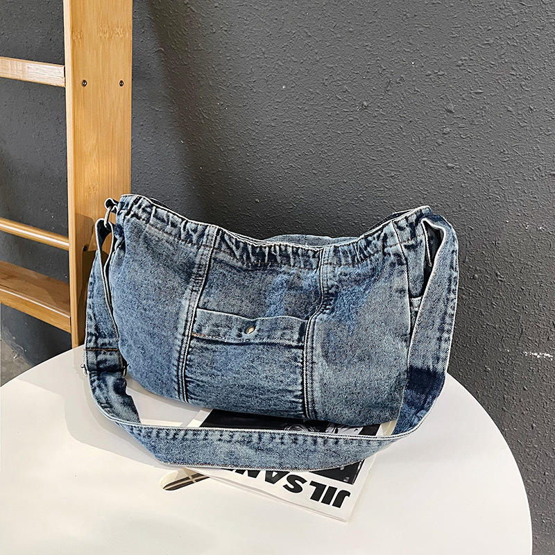 This year, washed denim bags, large-capacity crossbody bags, student class bags, Japanese-style canvas bags, and Korean-style simple ones are in vogue full figure