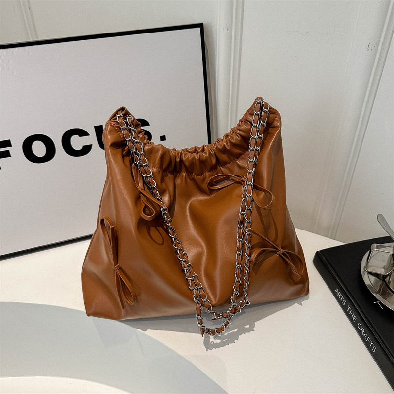 This French niche pleated design handbag is a new spring fashion, versatile, simple and stylish bucket crossbody bag for women full figure