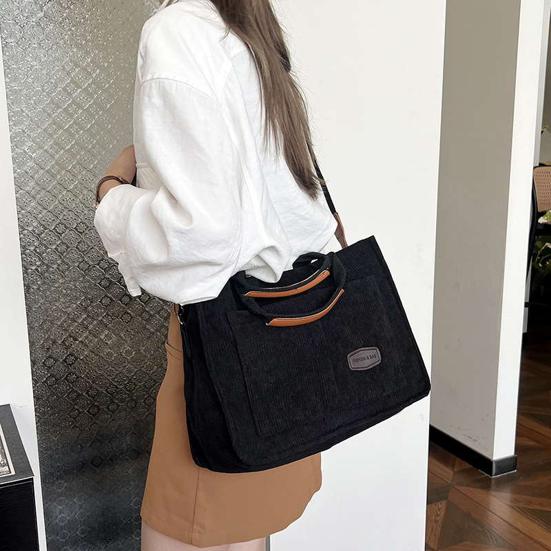 2025 New large-capacity commuter tote bag, women's versatile velvet single-shoulder bag, trendy wide shoulder strap crossbody bag Specification drawing