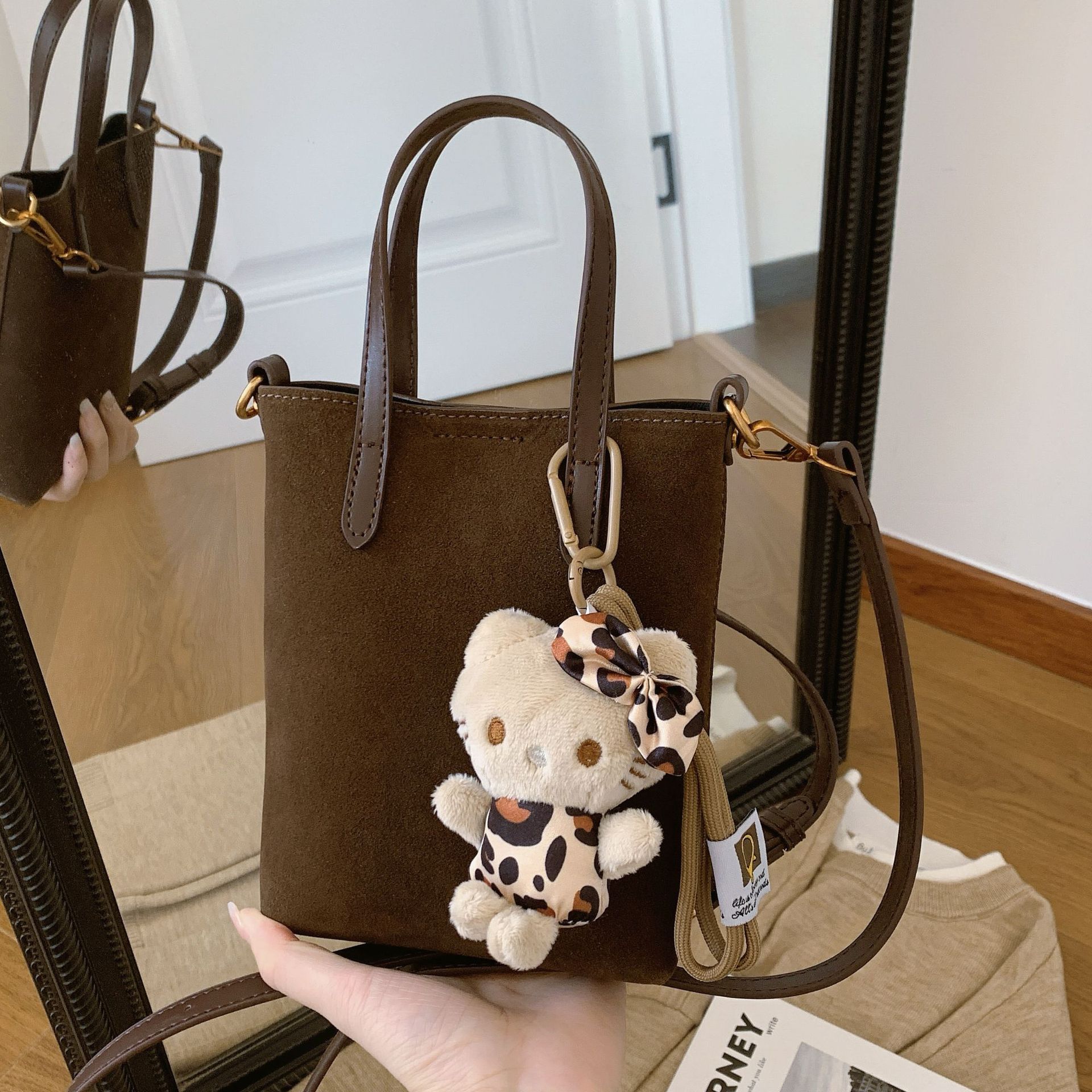 Autumn and winter fashion leopard print matte suede hand-held small bucket bag mini popular women's bag 2024 new crossbody mobile phone bag full figure