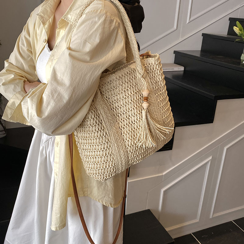 High-end large-capacity hand-held woven bag for women 2025 summer, new style beach vacation straw woven single-shoulder tote bag Application Scenario