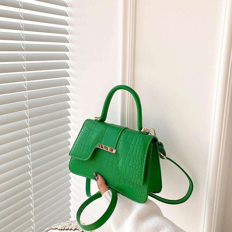 The 2023 Spring fashion trend of women's bags: Versatile and simple, crocodile-patterned single-shoulder, crossbody handbags for commuting details Picture