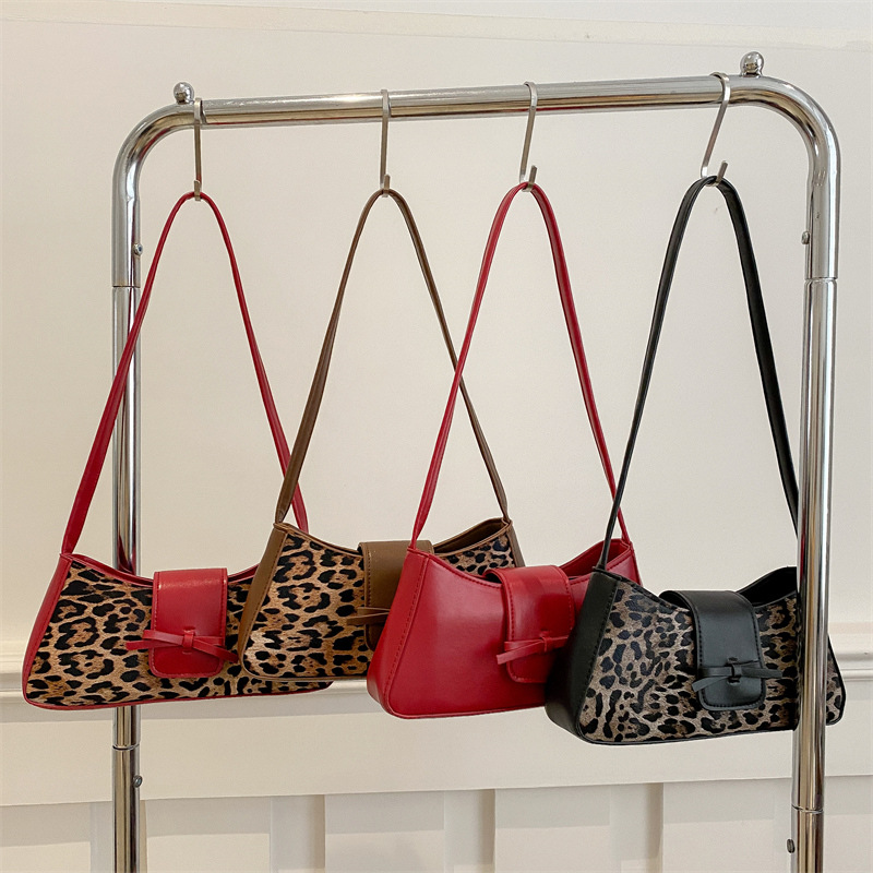 Fashionable underarm bag for women, large capacity, new Spring 2025 fashion, niche single-shoulder bag, bow hand-held baguette bag Application Scenario
