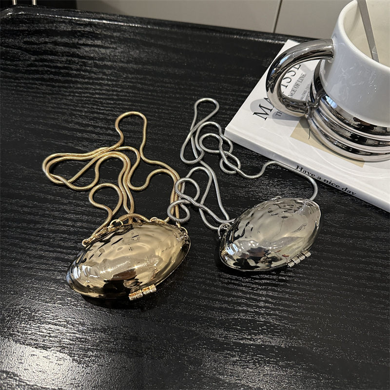 Metal mini shell bag for women, 2025 new style, trendy decoration crossbody bag, niche design, chain single-shoulder opening red envelope Application Scenario