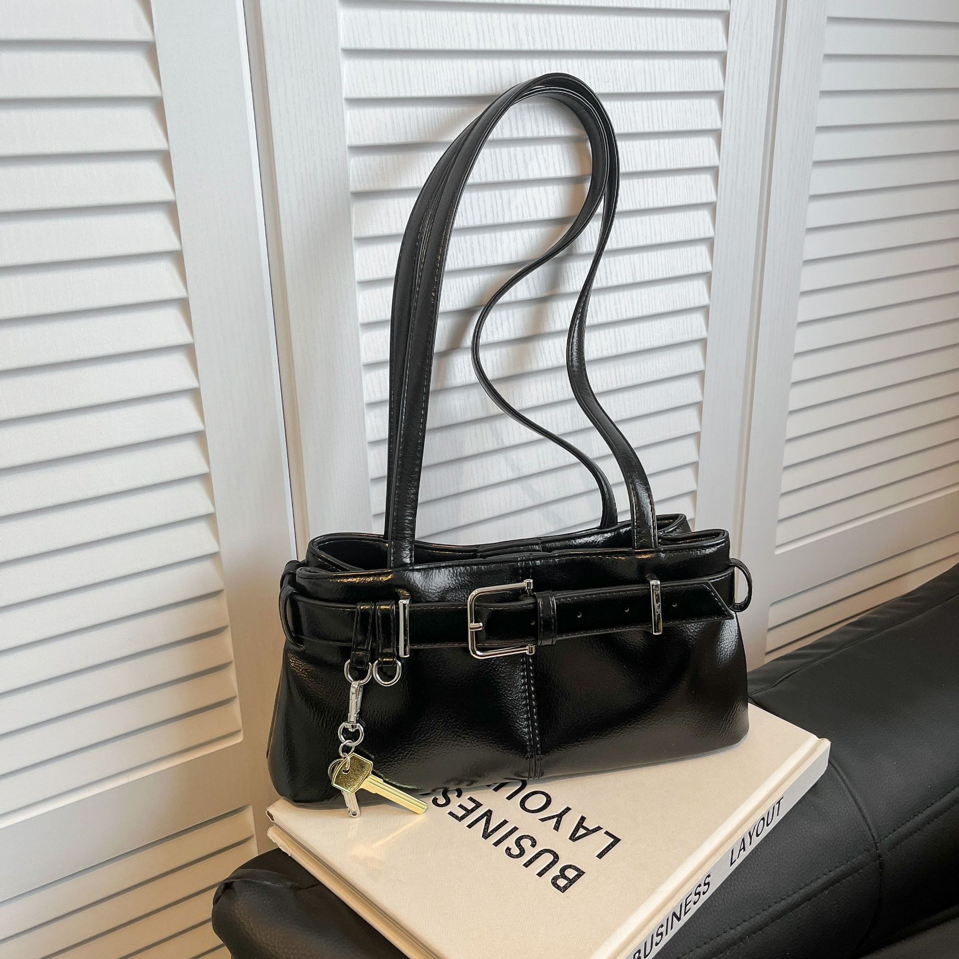 Retro hand-held commuter bag for women 2025 new style, trendy and fashionable underarm bag, versatile and casual, large-capacity single-shoulder bag Application Scenario