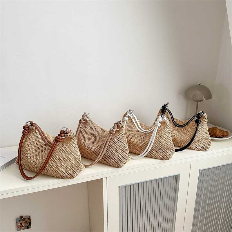 A new 2024 trendy and retro straw woven tote bag for women, versatile and large-capacity single-shoulder bag for women Application Scenario
