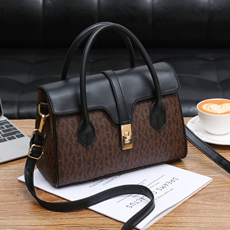 Women's printed handbag 2022 New style, fashionable large-capacity, trendy women's bag, online red envelope cross-border foreign trade consignment Application Scenario
