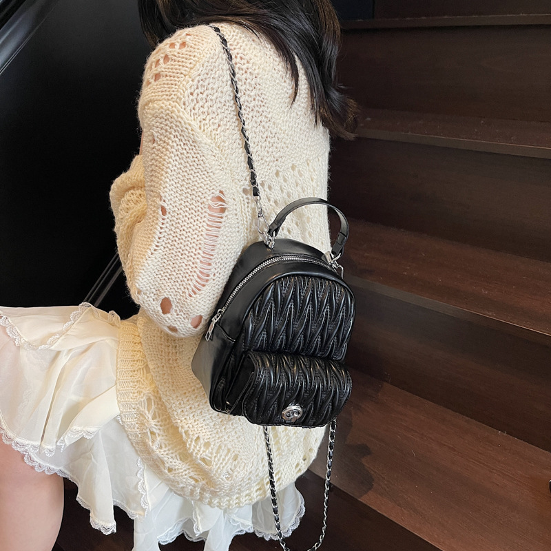 Summer light luxury and niche diamond-shaped chain crossbody bag, women's light commuting backpack 2025 new model chain small backpack Application Scenario