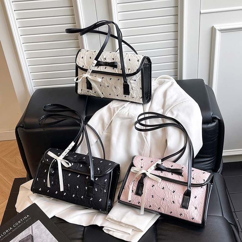 A new 2025 Korean niche underarm commuter bag for women, featuring a girlish style and a bow single-shoulder bag Application Scenario
