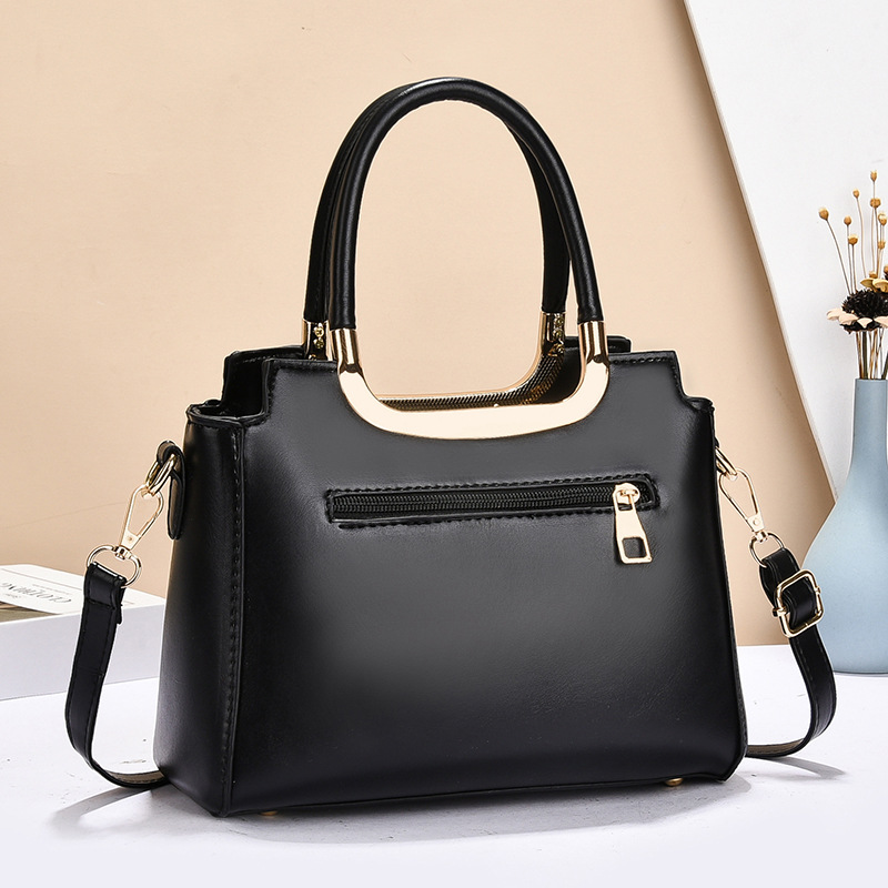 The manufacturer's versatile mom bag, a summer fashion handbag, is a new model for export in 2025. It is a stylish single-shoulder bag for women and a crossbody bag for women Application Scenario