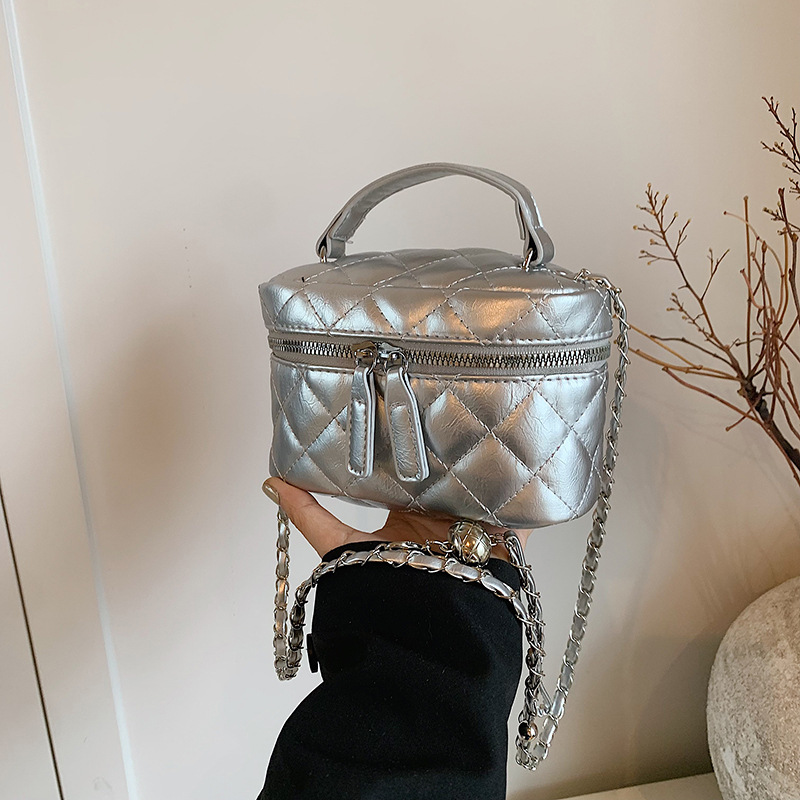 A high-end mini diamond-shaped chain bag for women's 2024 autumn and winter, a fashionable and high-quality niche single-shoulder crossbody bag full figure