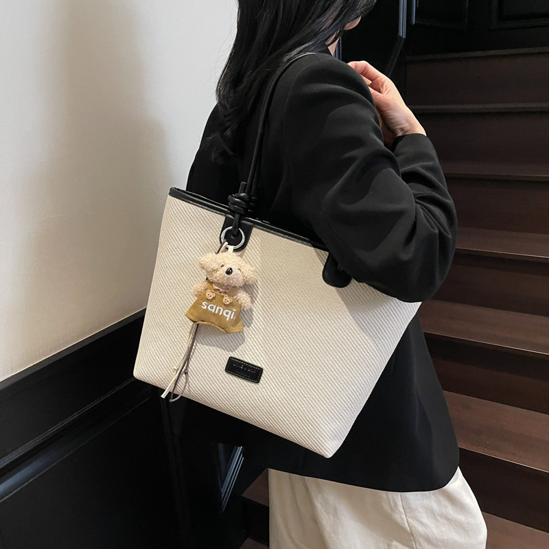 A simple and stylish large-capacity tote bag for women, a new 2025 fashion, casual, lightweight and versatile single-shoulder armpit bag for commuting details Picture