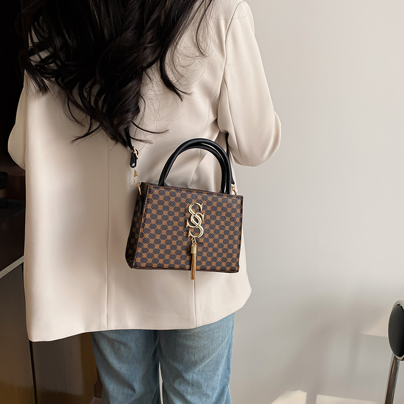 A new Spring/Summer 2025 fashionable and simple checkered handbag, a retro and stylish single-shoulder crossbody small square bag for commuting Specification drawing
