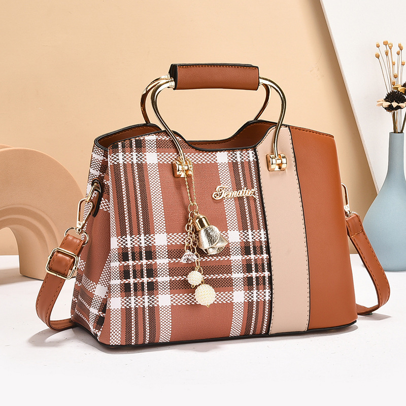 The checkered middle-aged mom bag for foreign trade hair consignment in 2024, a color-blocking and patchwork handbag, a large-capacity single-shoulder crossbody bag trend details Picture