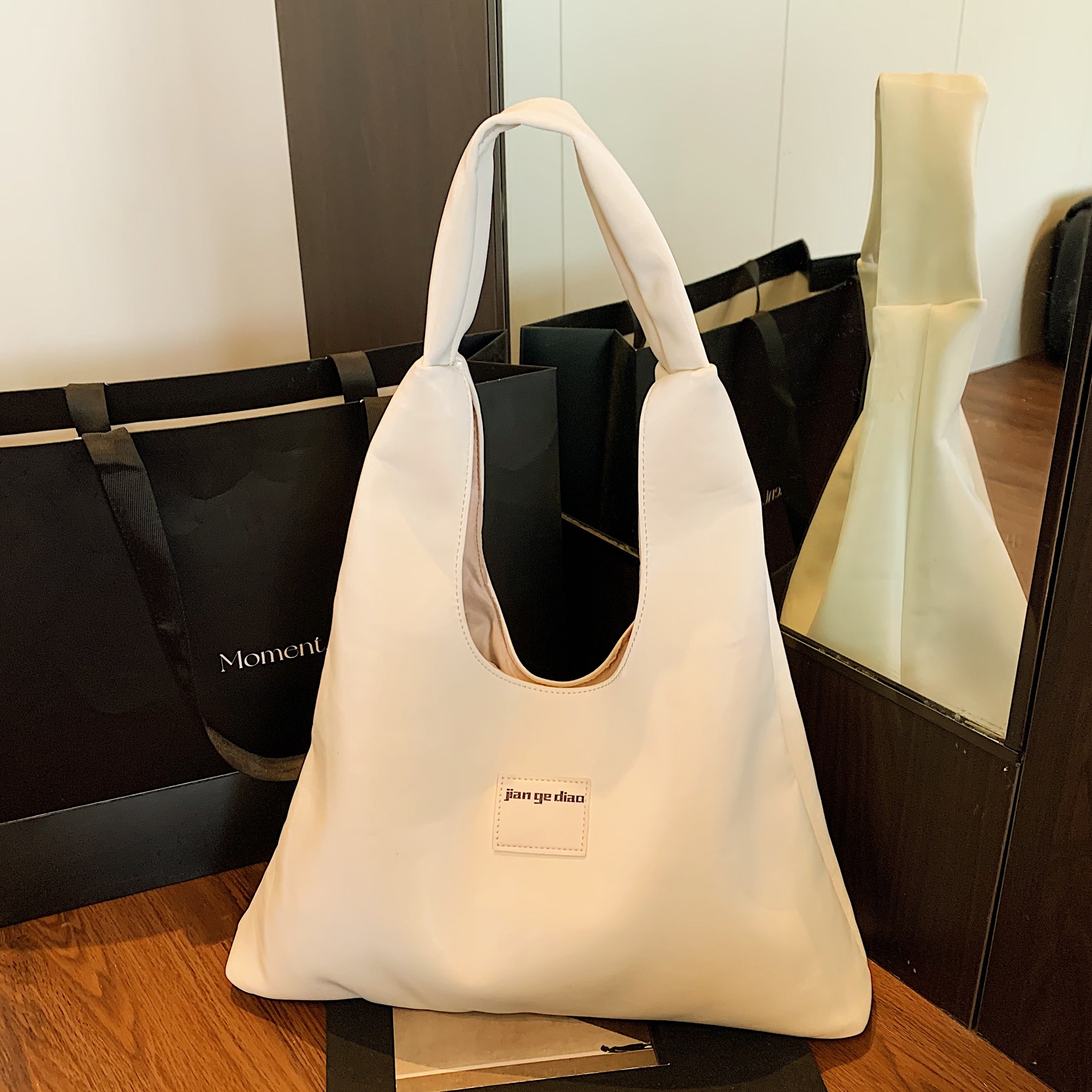 A new trendy and fashionable tote bag for women in 2025, a small Korean velvet underarm bag. It is a casual large-capacity single-shoulder bag full figure