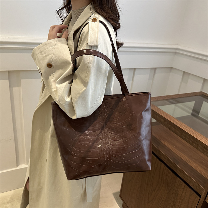 2024 New large-capacity PU casual handbag, crocodile pattern, fashionable and retro European and American commuter tote single-shoulder women's bag Specification drawing
