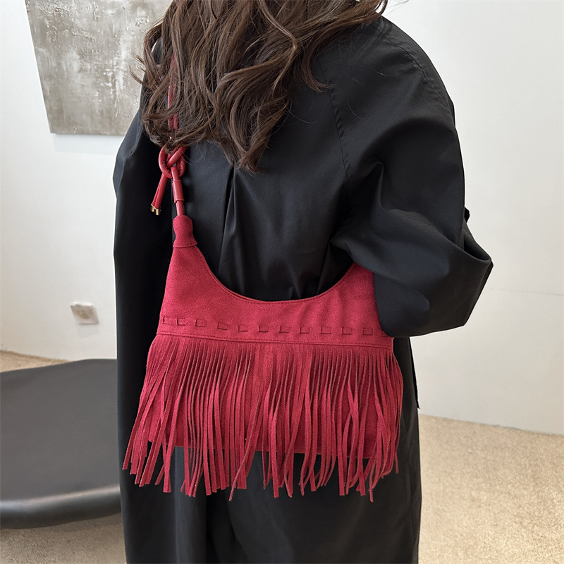 Retro tassel patchwork women's bag, new 2024 autumn/winter stylish commuter underarm bag, high-quality single-shoulder crossbody bag details Picture