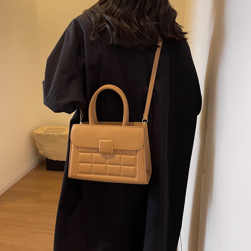 The 2023 new stylish single-shoulder bag, the checkered embossed tote bag, is a classic, fashionable and casual large-capacity handbag Application Scenario