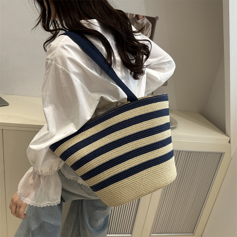 A new 2025 summer Instagram-style straw bag for women, a large-capacity single-shoulder bag for outdoor trips and vacations by the beach and seaside details Picture